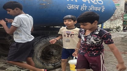 Meerut: Gangajal pipeline burst at jail octroi, one lakh people yearned for drinking water, commotion and jam.