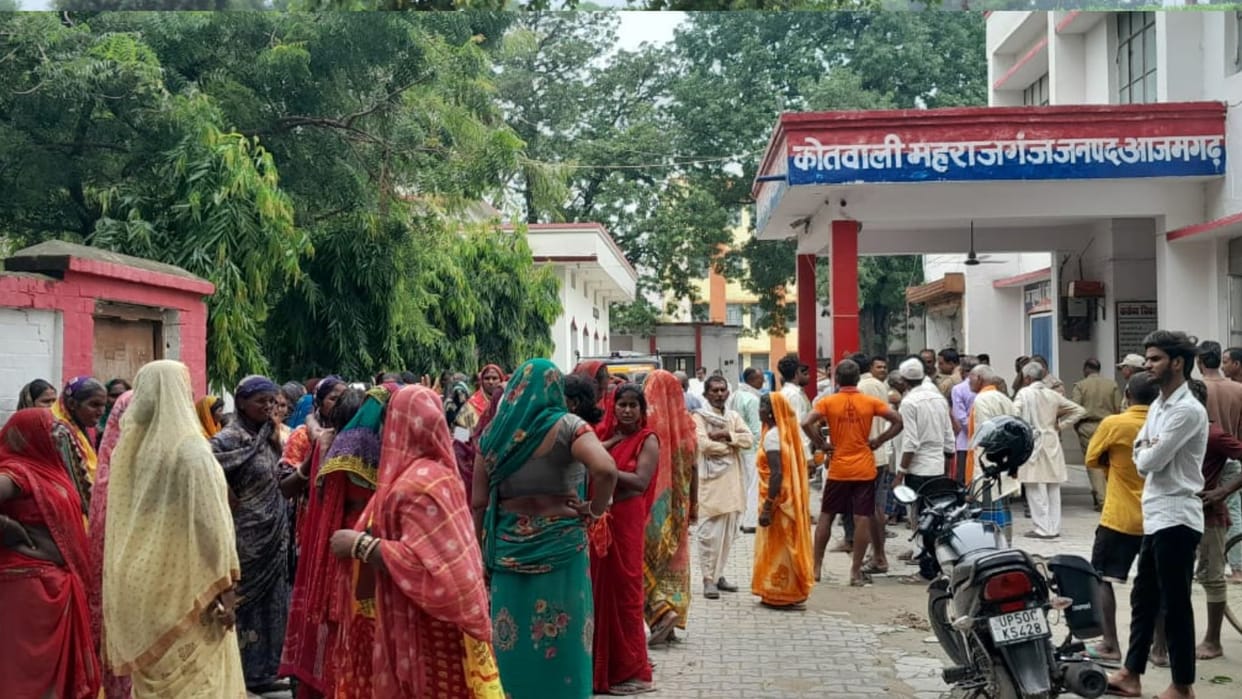 family refuses to conduct postmortem of dead body of youth who killed by stabbing him with spear in azamgarh