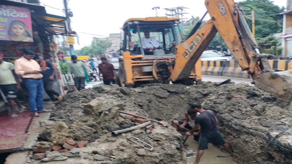 Meerut: Gangajal pipeline burst at jail octroi, one lakh people yearned for drinking water, commotion and jam.