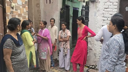 Meerut: Gangajal pipeline burst at jail octroi, one lakh people yearned for drinking water, commotion and jam.