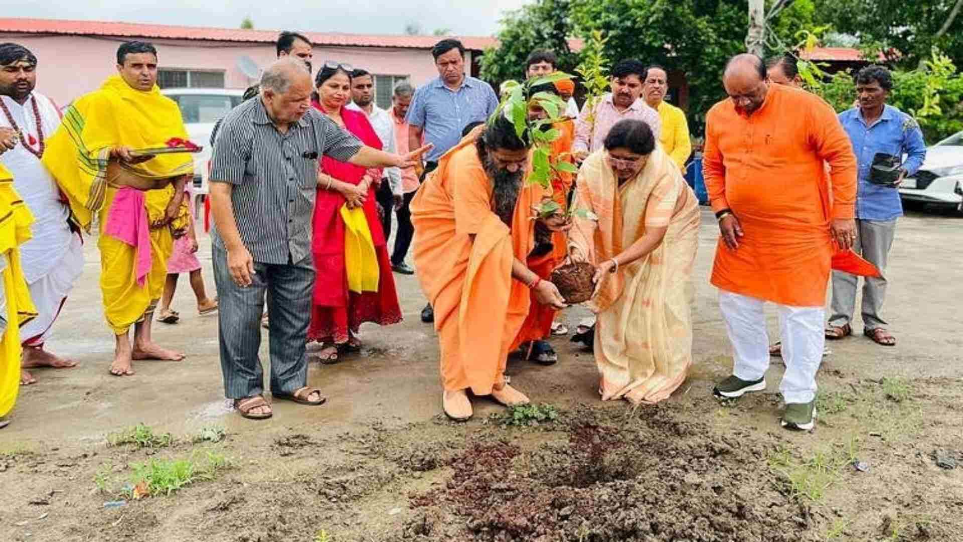 पौधरोपण करते अधिकारी और साधु संत।