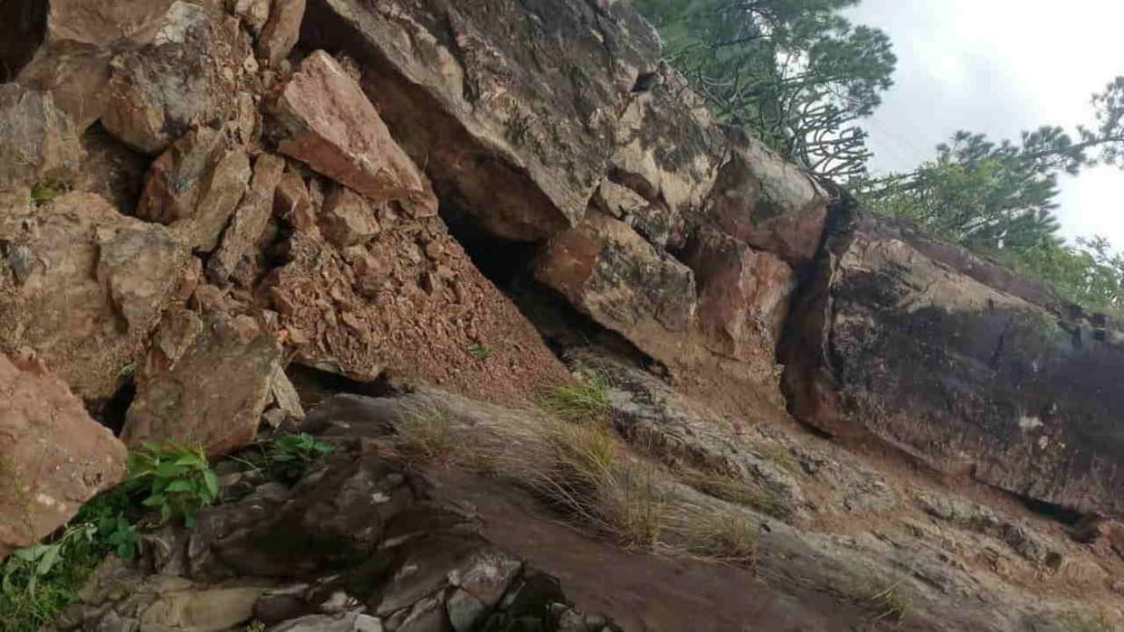 Uttarakhand Road Chipalghat-Notha-Thalisain motor road obstructed by heavy boulder pauri Garhwal
