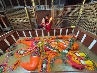 मां गंगा ने तीसरी बार श्री बड़े हनुमानजी को अमृत स्नान कराया।
