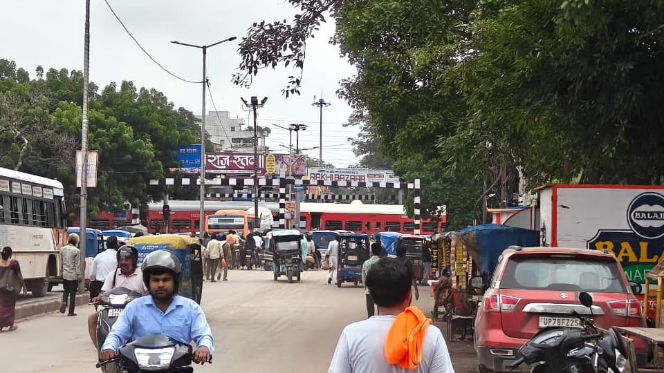 Kanpur: Train stopped in the middle of crossing due to chain pulling