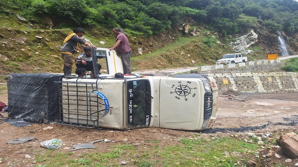 Seven injured when a vehicle coming from Gunji to Dharchula went out of control and overturned on the road