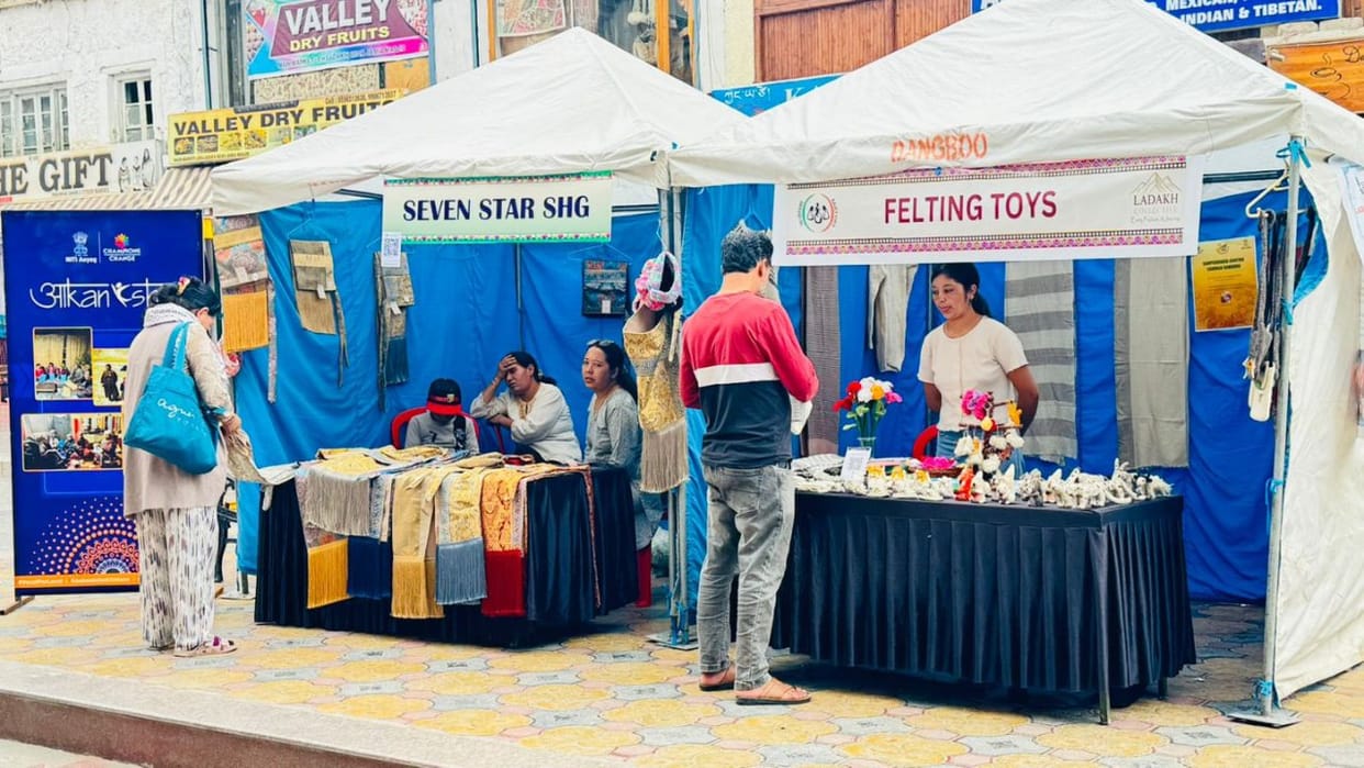 Leh News: Aakanksha Haat became an example of self-reliance in Leh, self-help groups won everyone's heart