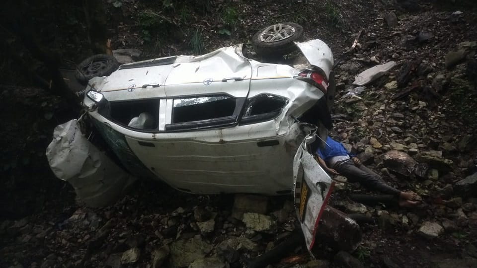 One died due to Tata Max falling in ditch at Bhatronjkhan of Almora