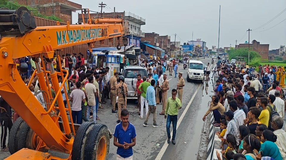 Seven people injured in collision between truck and car at kishni in mainpuri