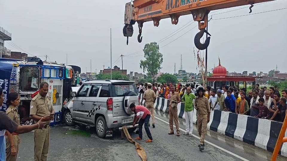 Seven people injured in collision between truck and car at kishni in mainpuri