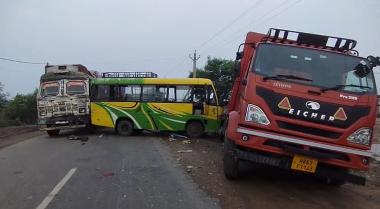 Bihar Accident: पटना में सड़क हादसा, खड़ी बस में ट्रक ने मारी टक्कर; तीन यात्री गंभीर रूप से घायल