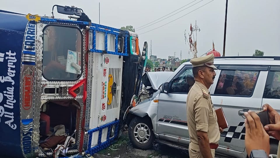 Seven people injured in collision between truck and car at kishni in mainpuri