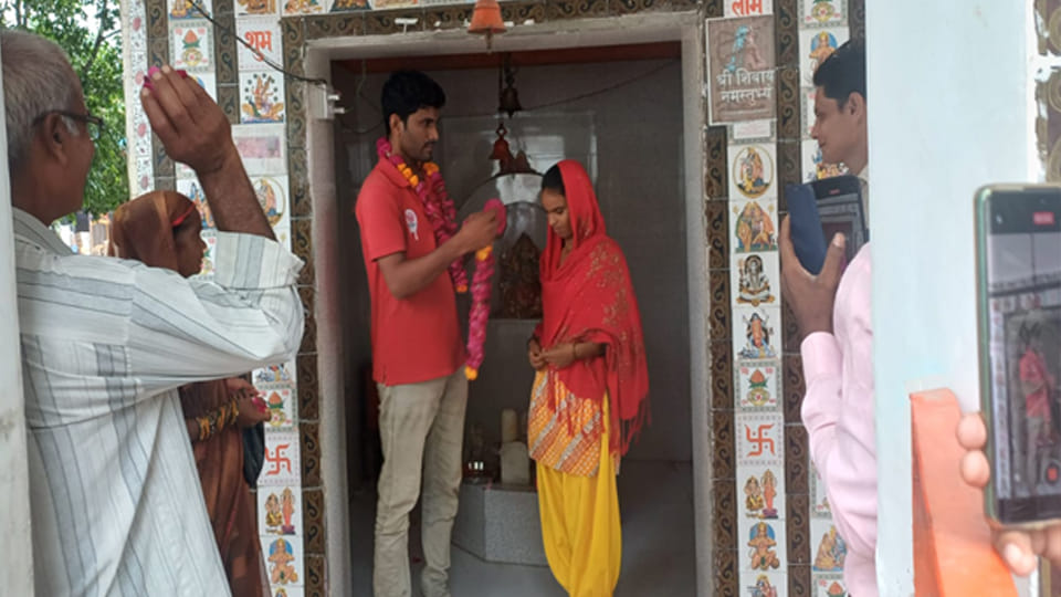 UP: Lover refused to marry, agreed after talks in police station, marriage took place in temple