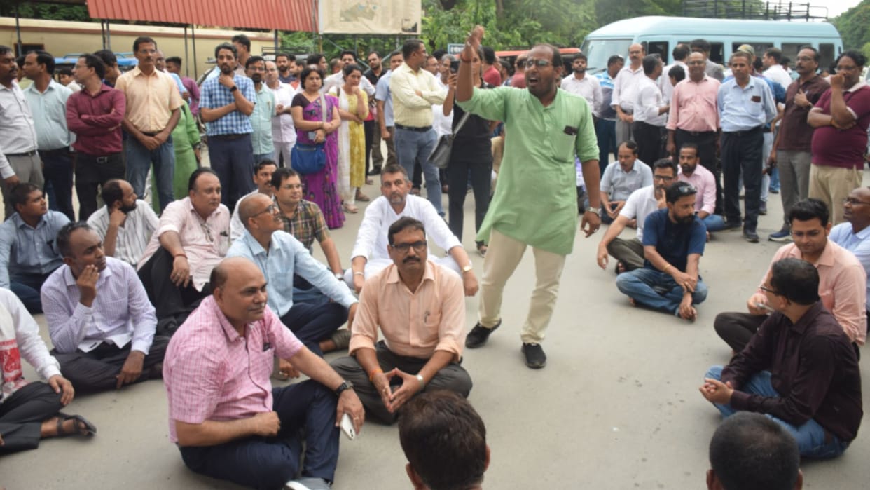 BHU 300 professors protesting attack on department head in varanasi