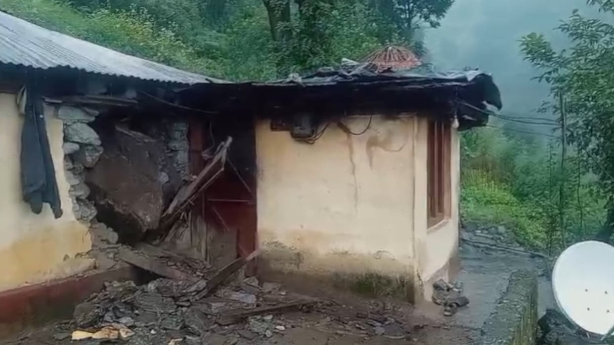 Landslide in Urgam valley House damaged family saved their lives by running away Chamoli Jyotirmath