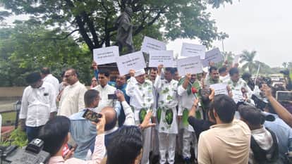 विधानसभा परिसर में कांग्रेस का प्रदर्शन