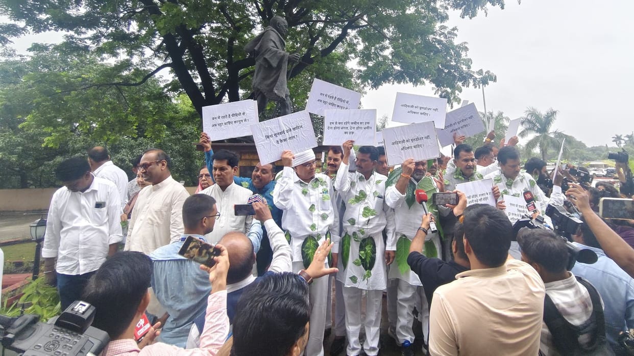 MP News: Congress protests in favour of tribals, MLA arrives at Vidhan Sabha wearing garland of leaves
