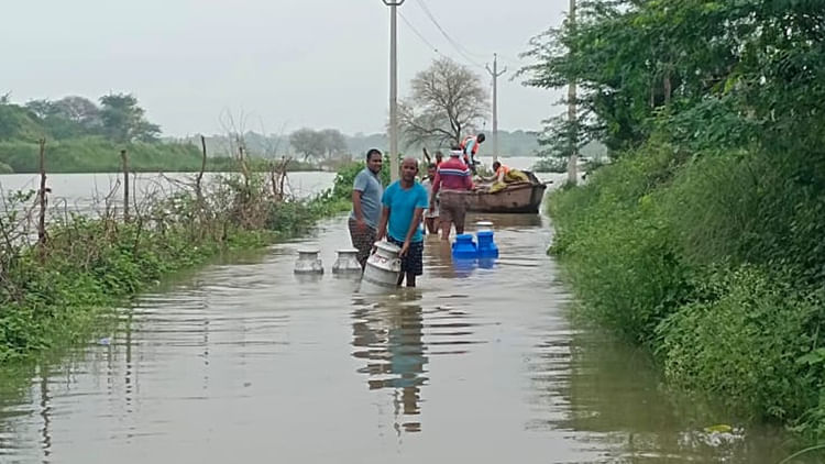 UP: गोकुल बैराज से फिर छोड़ा गया पानी, यमुना का दिखा रौद्र रूप...रास्ते डूब गए; 40 गांव में जारी किया अलर्ट