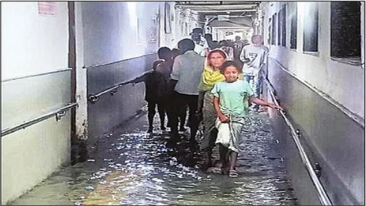Delhi : सफदरजंग अस्पताल के गलियारे में भरा बारिश का पानी, मरीज और तीमारदारों पर दोहरी मार; वीडियो वायरल
