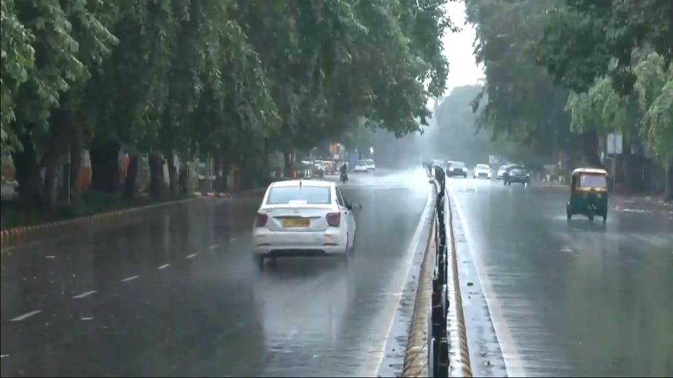 Weather: It is raining continuously in Delhi-NCR since yesterday