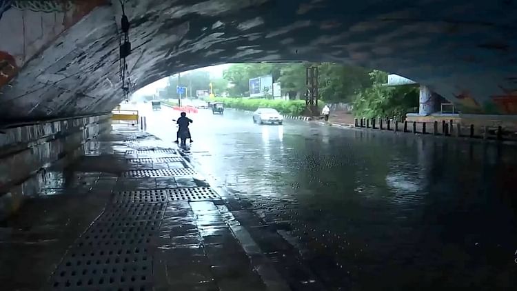 Delhi NCR Weather: दिल्ली-एनसीआर में कल से लगातार हो रही है बारिश, कहीं फुहार… तो कहीं मूसलाधार