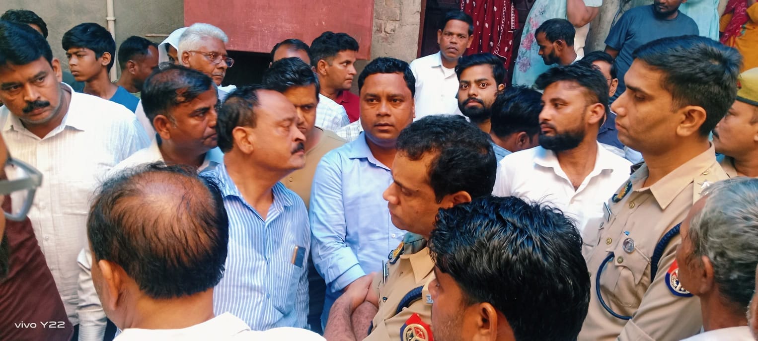 ASP Mukesh Pratap wife Nitesh suicide in Lucknow and her last rites were performed in Firozabad
