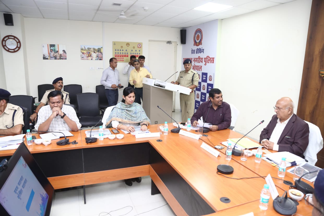 Bhopal: Supreme Court team held road safety meeting in Bhopal, Justice said- make helmet and seat belt a habit