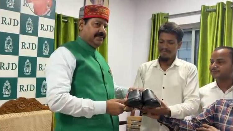 Bihar : सचिव को जूता मारने की धमकी देने वाले भाई वीरेन्द्र को तोहफे में मिल रहे हैं जूते, जानिए क्या है माजरा