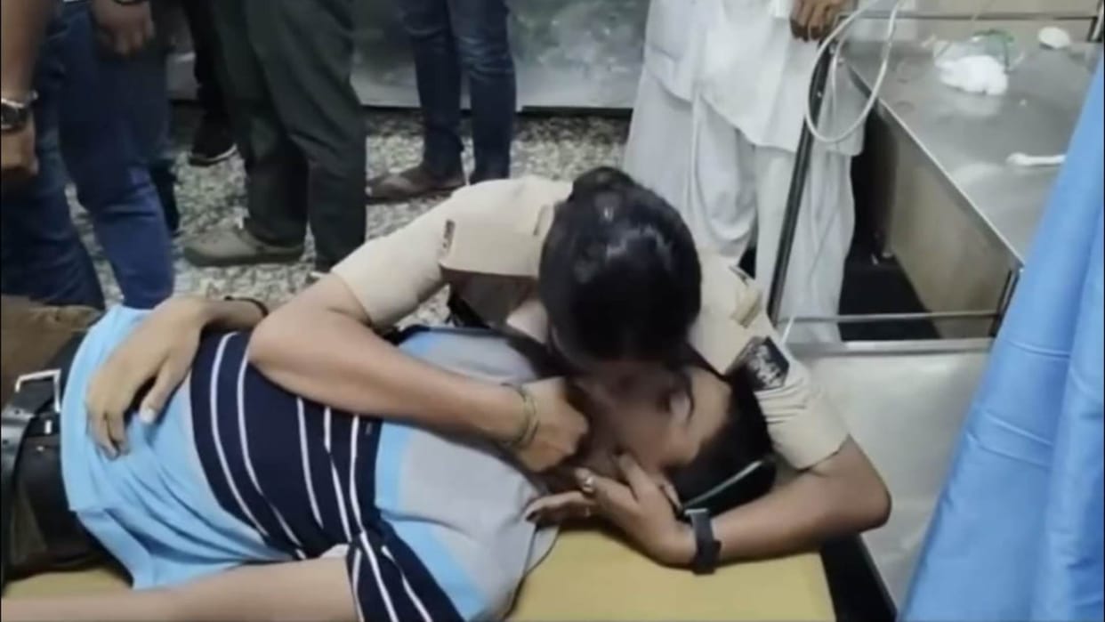 Bihar : Son commits suicide case mother trying to revive viral video bhojpur bihar police
