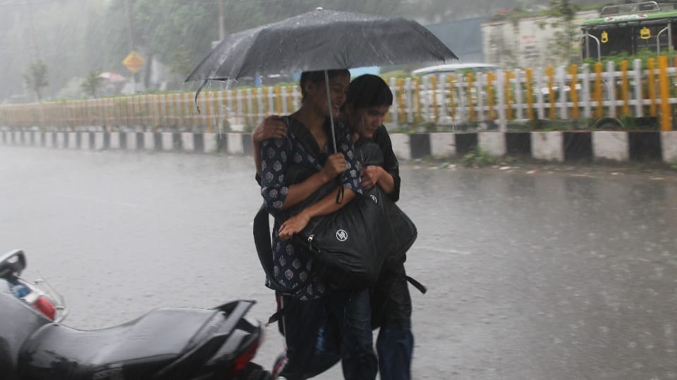 Uttarakhand Heavy rain alert for tomorrow river water levels nearing danger mark schools closed in Dehradun