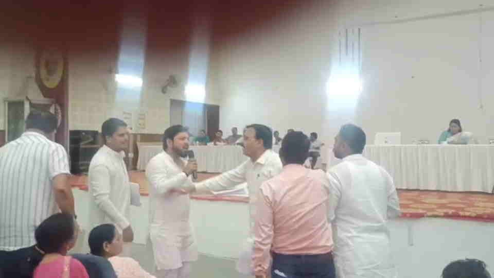 Ruckus in Haridwar Nagar Nigam meeting Parshad Angry over illegal occupation of land