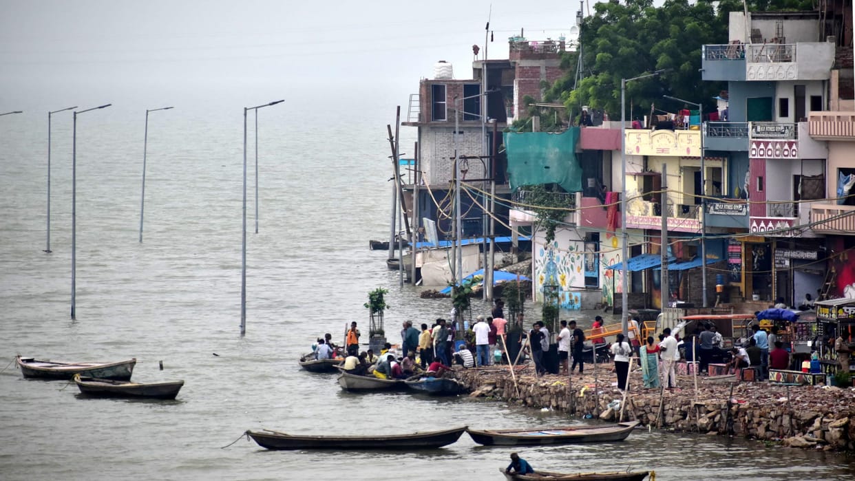 Prayagraj Flood: The water level of Ganga and Yamuna is rising rapidly in Prayagraj, boats were launched