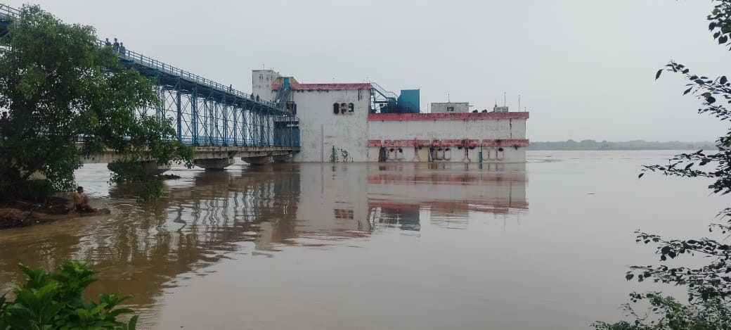 Chambal river crossed danger mark water filled in many villages houses submerged people scared of flood