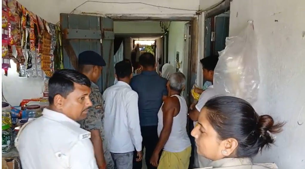 Bihar: Lakhs stolen from three houses in one night, goods found scattered in the fields
