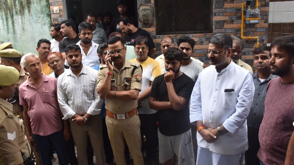 Moradabad suicide case The fruit merchant freed his hand from his wife and jumped from the roof