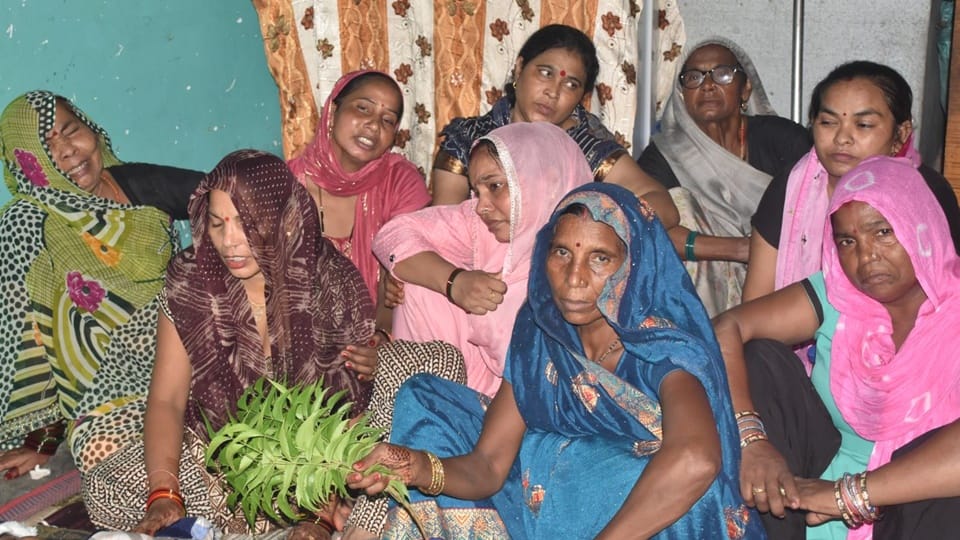 Chetan Saini suicide case Son and daughter weeping remembering their father