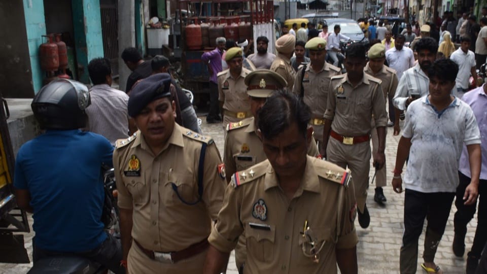 Moradabad suicide case The fruit merchant freed his hand from his wife and jumped from the roof