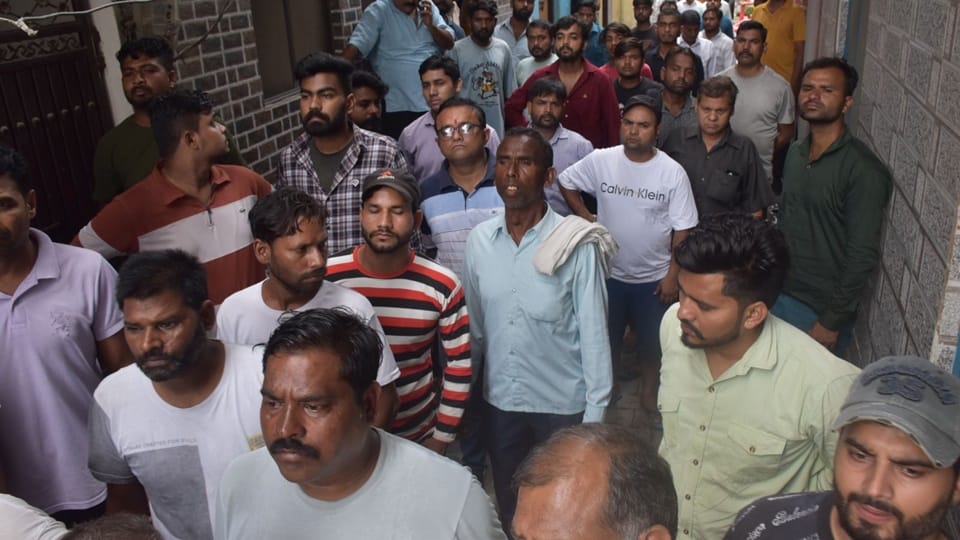 Moradabad suicide case The fruit merchant freed his hand from his wife and jumped from the roof