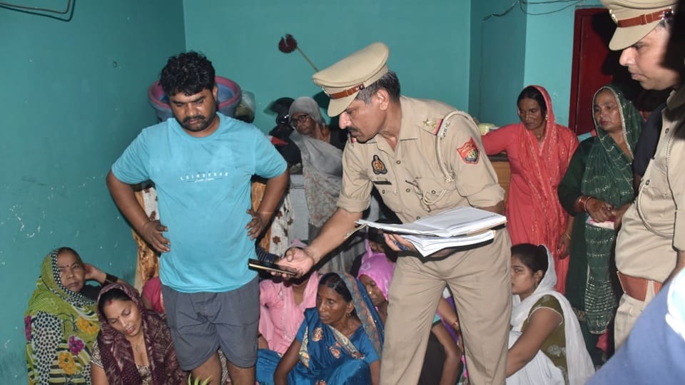 Moradabad suicide case The fruit merchant freed his hand from his wife and jumped from the roof