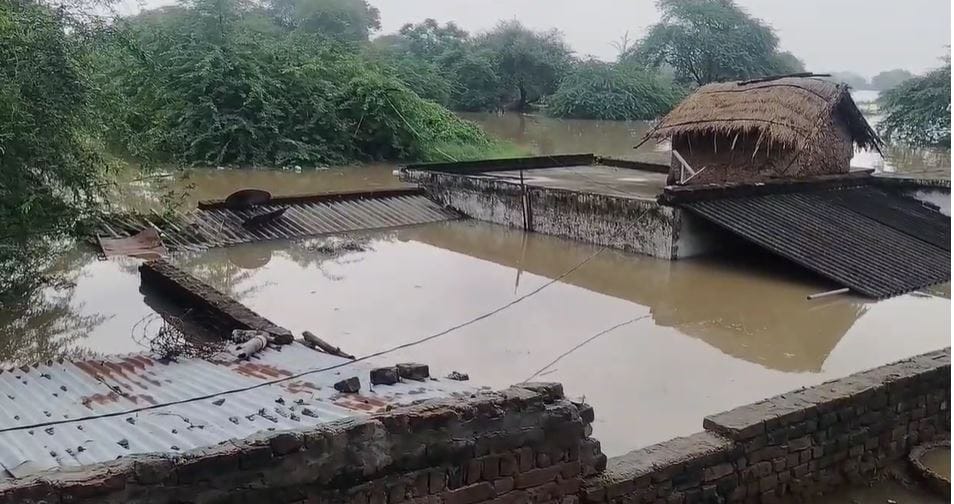 Chambal river crossed danger mark water filled in many villages houses submerged people scared of flood
