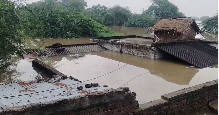 हर ओर पानी: आगरा में चंबल खतरे के निशान के पार, कई गांव में भरा पानी...डूब गए मकान; बाढ़ के तेवर देख सहमे लोग Chambal river crossed danger mark water filled in many villages houses submerged people scared of flood