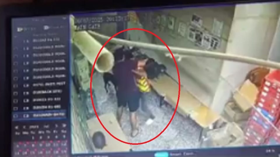 Three men beat up a delivery boy at a Flipkart store