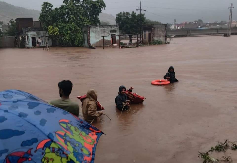 राजस्थान के सवाई माधोपुर में बाढ़ से बचाव कार्य