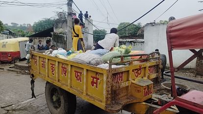हर ओर पानी: आगरा में चंबल खतरे के निशान के पार, कई गांव में भरा पानी...डूब गए मकान; बाढ़ के तेवर देख सहमे लोग Chambal river crossed danger mark water filled in many villages houses submerged people scared of flood