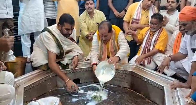 Bihar: डिप्टी CM विजय सिन्हा पहुंचे गया जी, विष्णुपद मंदिर में की विशेष पूजा-अर्चना; तेजस्वी पर साधा निशाना