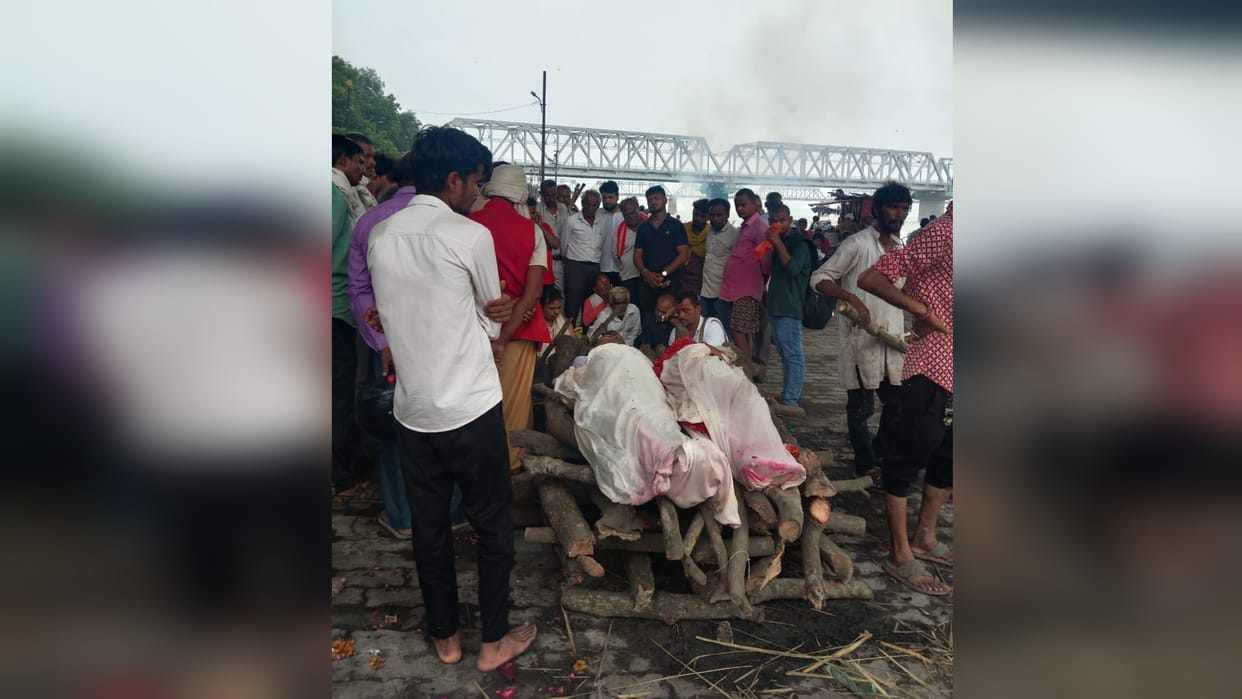 Husband died after hearing the news of his wife's death, funeral procession of husband and wife was taken