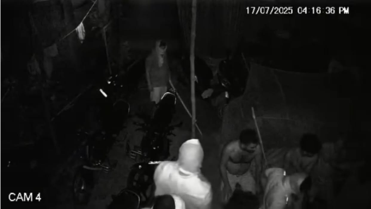 Video viral of people beaten and looted in land dispute in Azamgarh