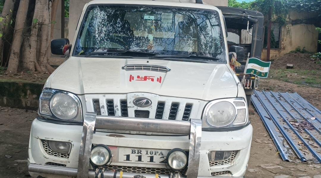 इसी गाड़ी में से शराब बरामद