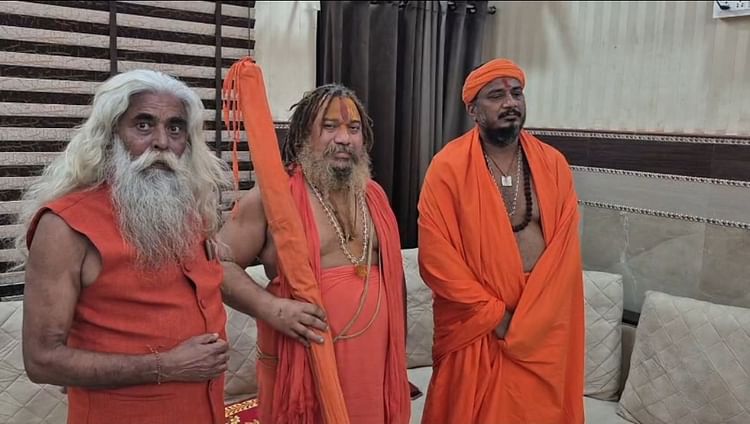 UP: 'माफी मांगें प्रेमांनद महाराज...', जगद्गुरु परमहंस आचार्य ने दी संत को ये चेतावनी, बताया राधारानी का अपमान