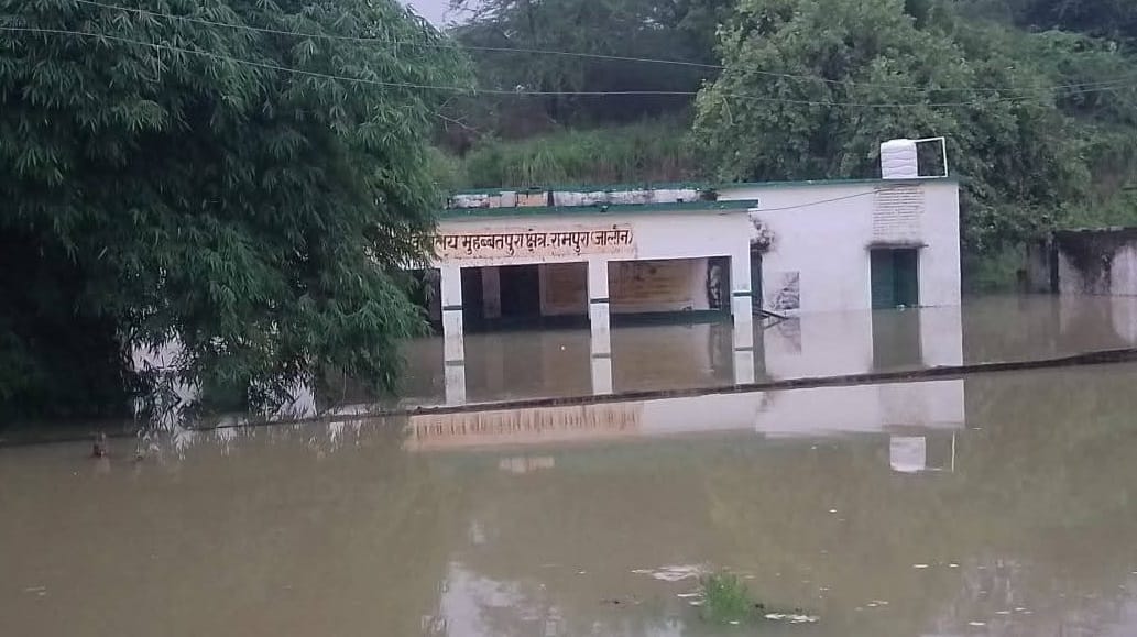 Flood havoc in Orai Yamuna water entered homes villagers migrated to safer places administration on alert