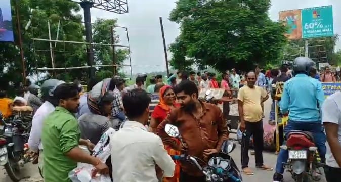 Kanpur Student dies after hit by crane in Shuklaganj family and villagers created ruckus by blocking road